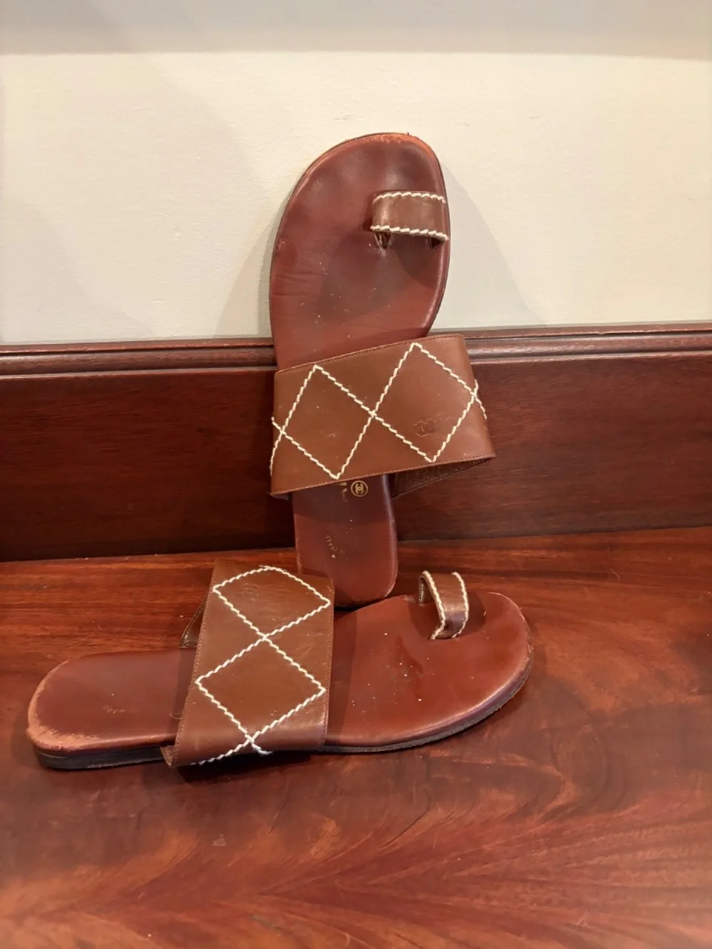 CHANEL VINTAGE LEATHER SANDALS - Picture 3 of 3